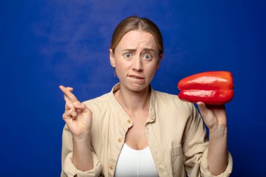 Kırmızı biberli genç sarışın kadın.