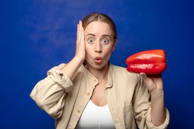 Kırmızı biberli genç sarışın kadın.