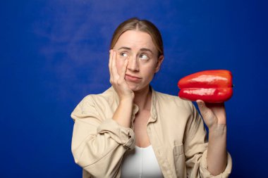 Kırmızı biberli genç sarışın kadın.