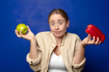 Kırmızı biberli genç sarışın kadın.