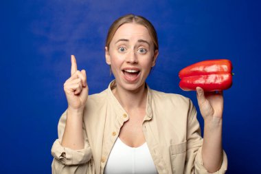 Kırmızı biberli genç sarışın kadın.