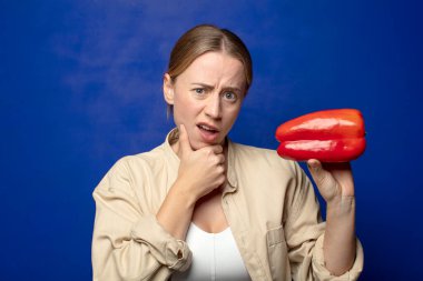 Kırmızı biberli genç sarışın kadın.