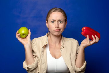 Kırmızı biberli genç sarışın kadın.