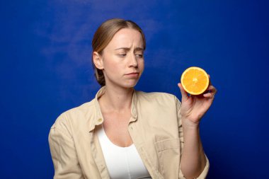 Genç, sarışın, turuncu bir kadın.