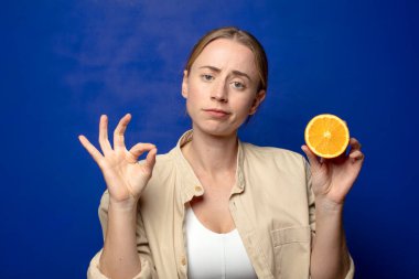 Genç, sarışın, turuncu bir kadın.