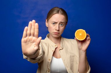 Genç, sarışın, turuncu bir kadın.