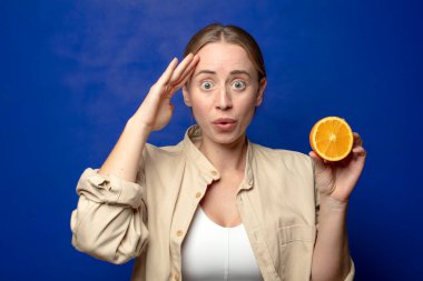 Genç, sarışın, turuncu bir kadın.