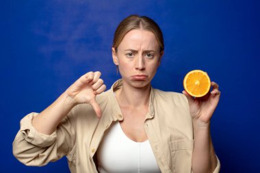 Genç, sarışın, turuncu bir kadın.