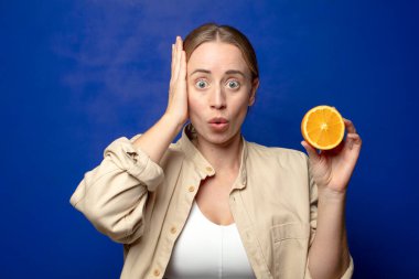 Genç, sarışın, turuncu bir kadın.