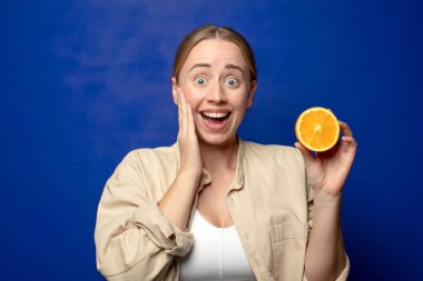 Genç, sarışın, turuncu bir kadın.