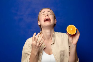 Genç, sarışın, turuncu bir kadın.