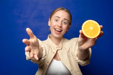 Genç, sarışın, turuncu bir kadın.