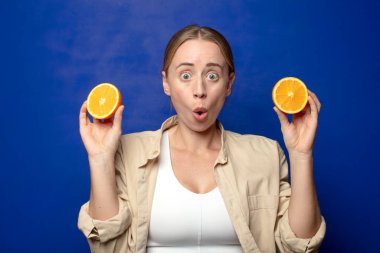 Genç, sarışın, turuncu bir kadın.