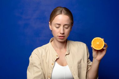 Genç, sarışın, turuncu bir kadın.