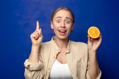 Genç, sarışın, turuncu bir kadın.