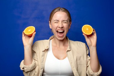 Genç, sarışın, turuncu bir kadın.