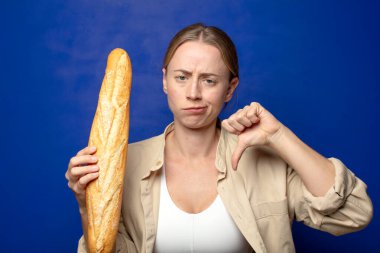 Genç, sarışın, ekmekli kadın.