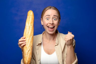 Genç, sarışın, ekmekli kadın.