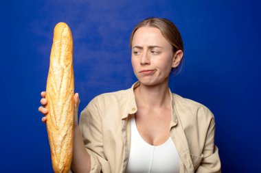 Genç, sarışın, ekmekli kadın.