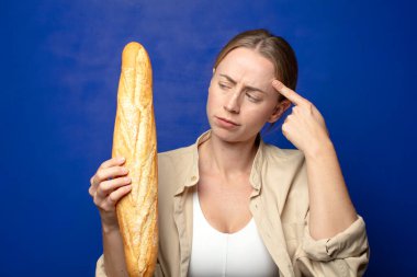 Genç, sarışın, ekmekli kadın.