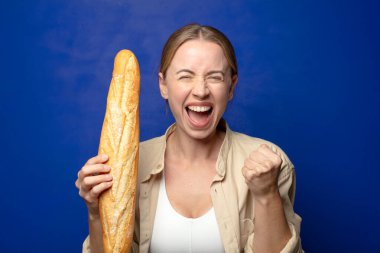 Genç, sarışın, ekmekli kadın.