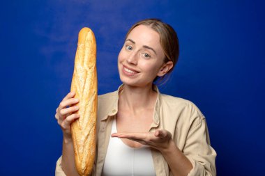 Genç, sarışın, ekmekli kadın.