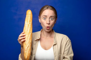 Genç, sarışın, ekmekli kadın.