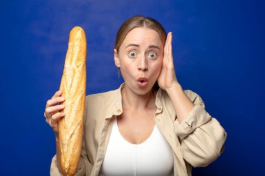 Genç, sarışın, ekmekli kadın.