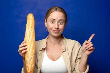 Genç, sarışın, ekmekli kadın.