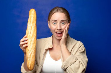 Genç, sarışın, ekmekli kadın.