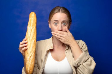 Genç, sarışın, ekmekli kadın.