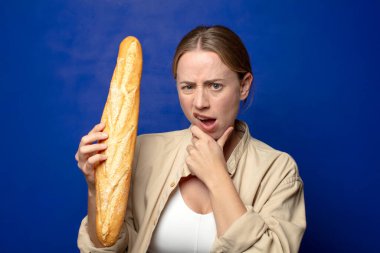 Genç, sarışın, ekmekli kadın.