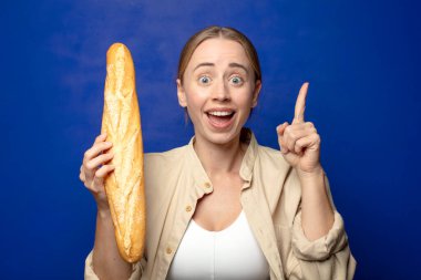 Genç, sarışın, ekmekli kadın.