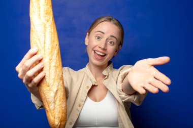 Genç, sarışın, ekmekli kadın.