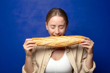 Genç, sarışın, ekmekli kadın.