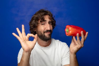 Genç, sakallı, kırmızı biberli adam.