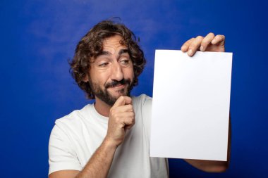 Genç, sakallı bir adam elinde bir kağıt tutuyordu.