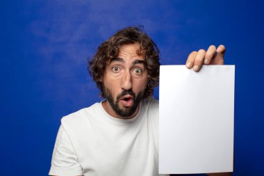 Genç, sakallı bir adam elinde bir kağıt tutuyordu.