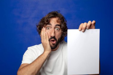 Genç, sakallı bir adam elinde bir kağıt tutuyordu.