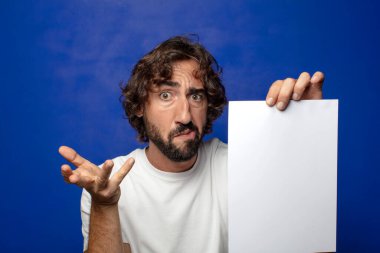 Genç, sakallı bir adam elinde bir kağıt tutuyordu.