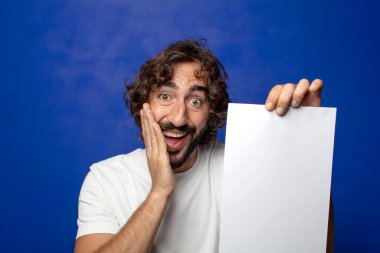 Genç, sakallı bir adam elinde bir kağıt tutuyordu.