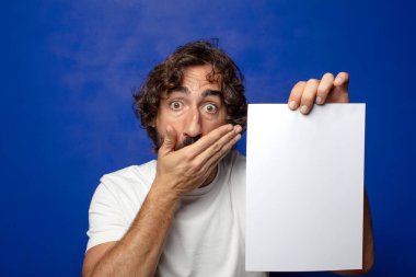 Genç, sakallı bir adam elinde bir kağıt tutuyordu.