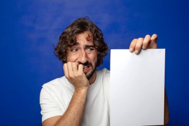 Genç, sakallı bir adam elinde bir kağıt tutuyordu.