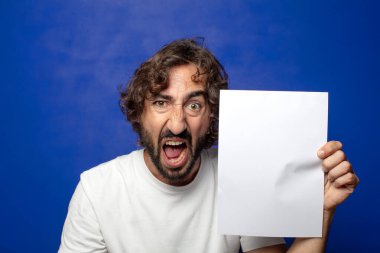 Genç, sakallı bir adam elinde bir kağıt tutuyordu.