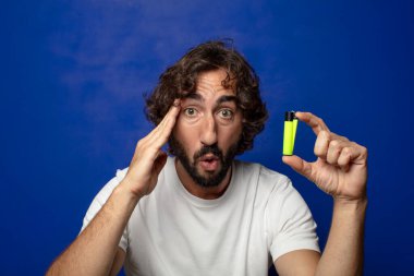 Genç, sakallı ve çakmaklı bir adam.