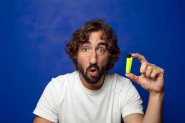 Genç, sakallı ve çakmaklı bir adam.