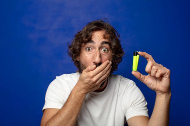 Genç, sakallı ve çakmaklı bir adam.