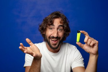 Genç, sakallı ve çakmaklı bir adam.