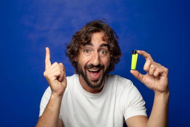 Genç, sakallı ve çakmaklı bir adam.