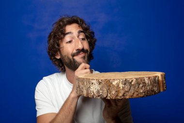 Genç, sakallı, ahşap kopya alanı olan bir adam.